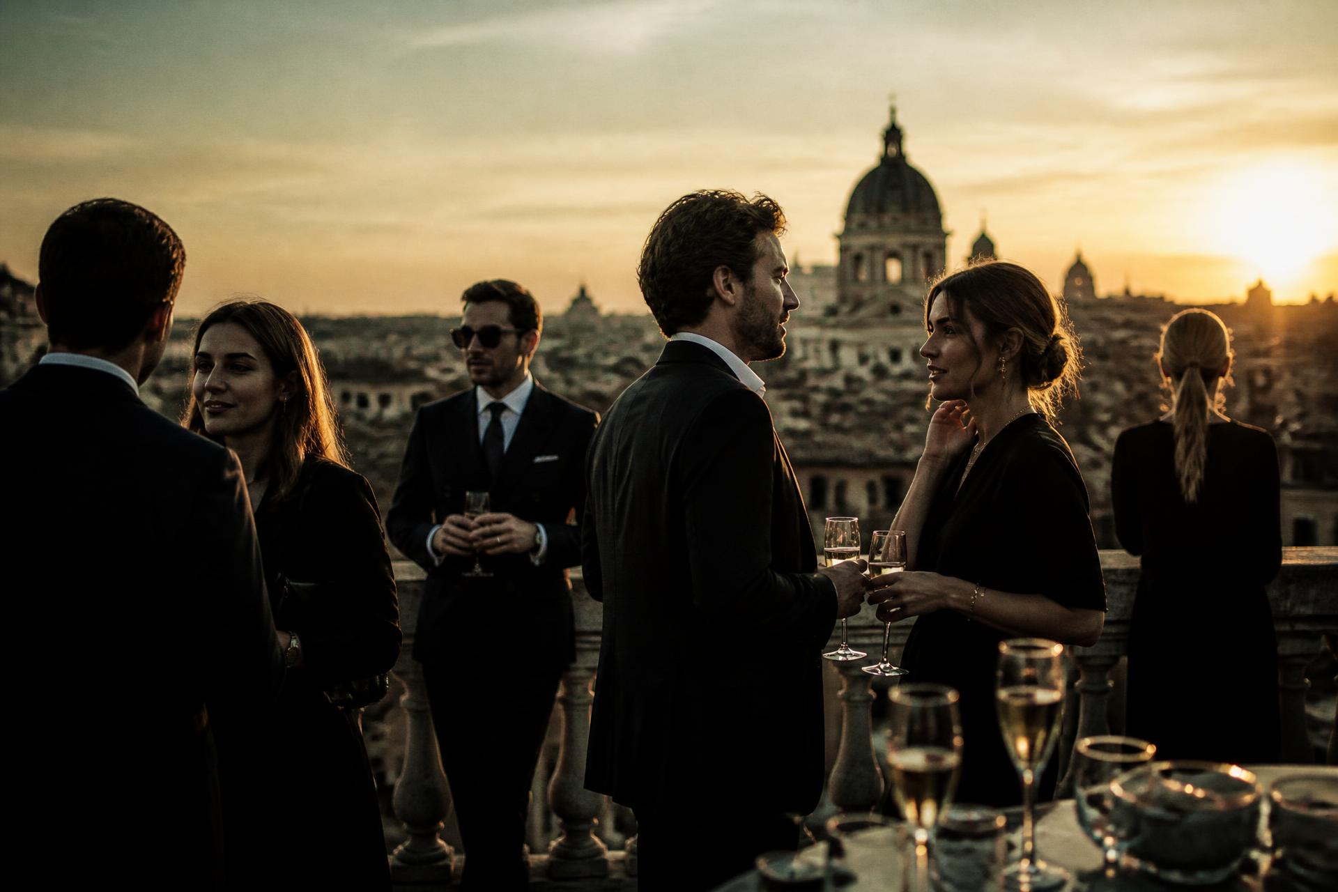 Empresários em conversa num rooftop ao pôr do sol