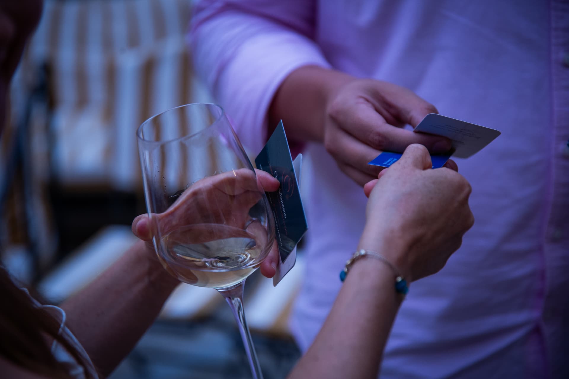 Participantes a trocar contactos entre conversas e taças de vinho na 1.ª edição da Mesa de Líderes