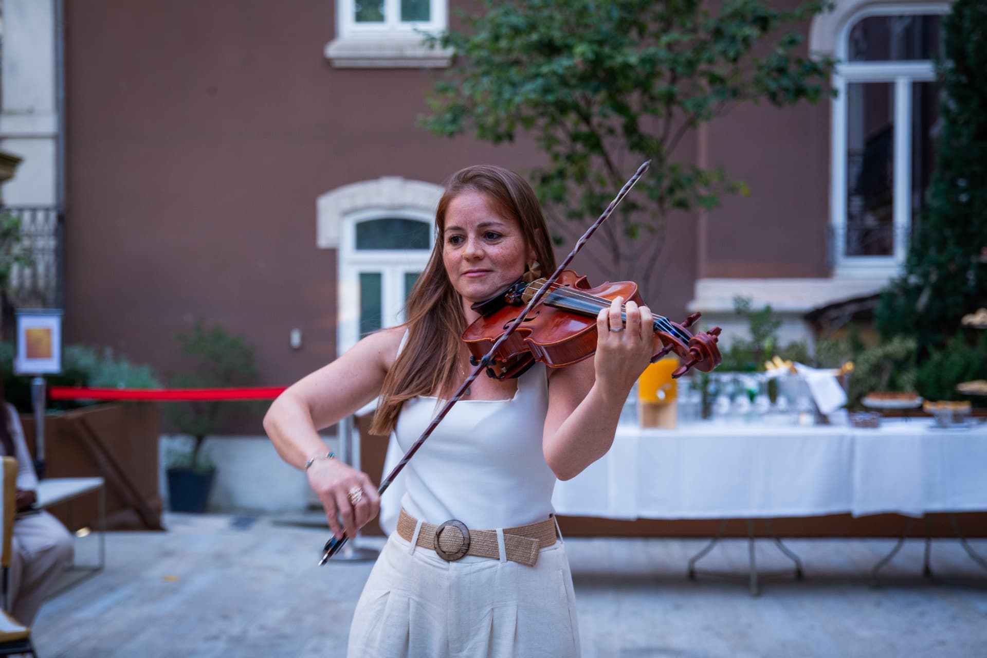 Registo da 1.ª edição da Mesa de Líderes: violino ao final da tarde no pátio do evento